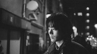 趣里&菅田将暉をモノクロで撮影!映画『生きてるだけで、愛。』撮影現場写真【全4枚】