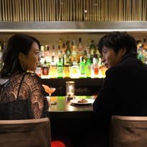 田中圭、黒川芽以と見つめ合う!映画『美人が婚活してみたら』場面写真