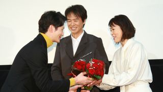 勤労感謝の日！両親役の時任＆財前に花束を渡す岡田将生