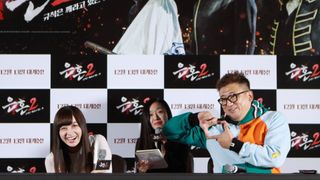 橋本環奈“千年ドール”と大人気!福田雄一監督と『銀魂2』韓国会見へ