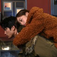 橋本環奈、おんぶされる!ドラマ「1ページの恋」