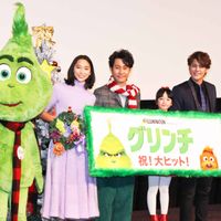 大泉洋ら『グリンチ』吹替キャストが初日舞台に登場!みんなでサンタに願い事