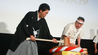 大泉洋、袴姿で餅つき!『こんな夜更けにバナナかよ』大ヒット記念舞台あいさつ
