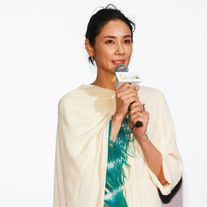 吉田羊、華やかなドレス姿!映画『七つの会議』完成披露