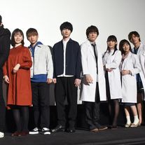 浅川梨奈、西銘駿らが白衣で登場!『劇場版 リケ恋~理系が恋に落ちたので証明してみた。~』完成披露上映会