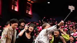門脇麦＆成田凌ら皆でセルフィー！『チワワちゃん』公開記念舞台あいさつ