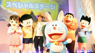 平井大、ドラえもんと一緒のステージに笑顔!主題歌披露スペシャルステージ