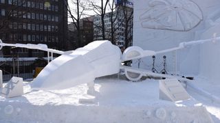Xウイングに乗れる『スター・ウォーズ』巨大雪像！さっぽろ雪まつり