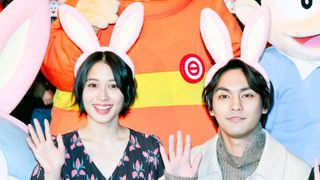 広瀬アリス&柳楽優弥、うさ耳姿が可愛すぎ!『映画ドラえもん のび太の月面探査記』完成披露舞台あいさつ