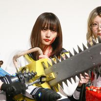 浅川梨奈、チェーンソーを手に登場!『血まみれスケバンチェーンソーRED』完成披露イベント