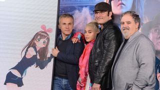 『アリータ』クリストフ・ヴァルツ、バーチャルYouTuberと手つなぎポーズ！