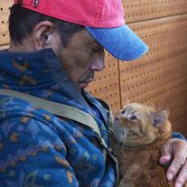 小林薫と“にゃんけい”の2ショット!映画『ねことじいちゃん』オフショット