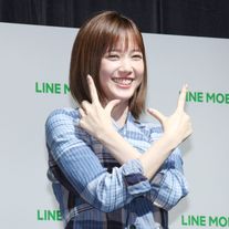 本田翼、笑顔でポーズ決める!「LINE モバイル」記者発表会