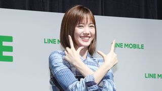 本田翼、笑顔でポーズ決める!「LINE モバイル」記者発表会
