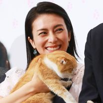 柴咲コウ、笑顔で猫を抱っこ!映画『ねことじいちゃん』初日舞台あいさつ