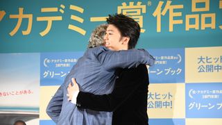 伊藤健太郎と『グリーンブック』ピーター・ファレリー監督がハグ!