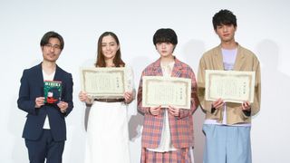 平手友梨奈、アヤカ・ウィルソンが“卒業証書”に感慨!