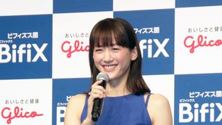 美しい!綾瀬はるか、青のドレス姿で登場