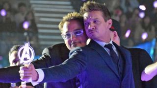 頬を寄せ合うロバート・ダウニー・Jr＆ジェレミー・レナー！『アベンジャーズ』ファンイベントの様子