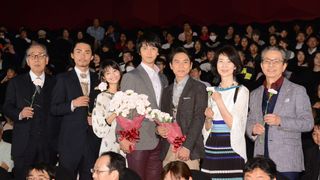水谷豊、母の日にちなんでキャストに花束をプレゼント！