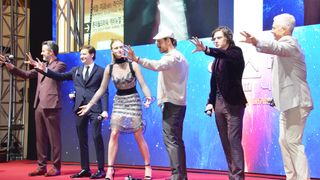 『X-MEN』ソフィー・ターナー、決めポーズ失敗…韓国でジェスチャーゲーム