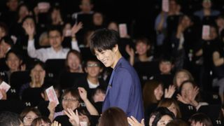 松坂桃李、ファンに神対応!映画『居眠り磐音』“大入り”御礼舞台あいさつ