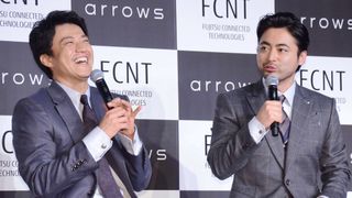 小栗旬、山田孝之のトークに爆笑!arrows新商品・新CM発表会