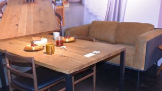 「きのう何食べた?」展レポート!シロさん&ケンジの衣装やセットも