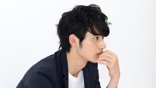 岡田健史、横顔もイケメン!「博多弁の女の子はかわいいと思いませんか?」インタビューカット