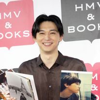 吉沢亮、俳優生活10周年!笑顔がまぶしい!