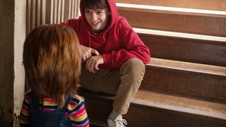チャッキー、後ろ姿も不気味…『チャイルド・プレイ』場面カット