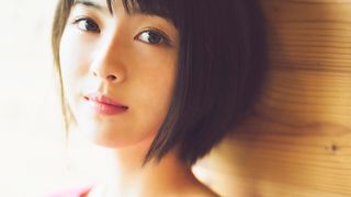 浜辺美波、美しすぎる…「浜辺美波 2020カレンダーブック」