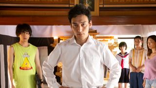 草なぎ剛主演『台風家族』場面写真が15枚一挙公開!