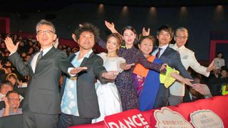 三吉彩花ら『ダンスウィズミー』キャストがポーズ!