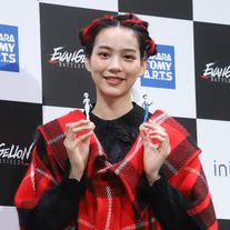 【13枚】のん、NERV(ネルフ)イメージの赤い衣装で「エヴァンゲリオン」スマホ向けゲーム製作発表会に登場!