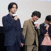 手をつなぐ横浜流星&松岡広大『いなくなれ、群青』大ヒット御礼舞台あいさつ