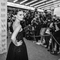 美しすぎる!ナタリー・ポートマンが『ブラック・スワン』風ドレス&メイクで登場【第44回トロント国際映画祭】