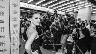 美しすぎる!ナタリー・ポートマンが『ブラック・スワン』風ドレス&メイクで登場