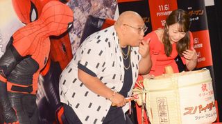 『スパイダーマン』ネッド役俳優、鏡開きでお酒をペロリ!