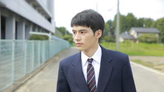 岡田健史、制服姿がカッコイイ!ドラマ「フォローされたら終わり」場面カット