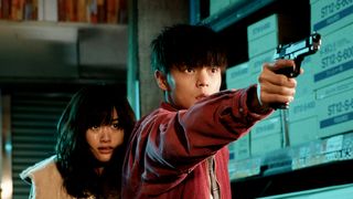 窪田正孝が銃を構え…『初恋』場面写真