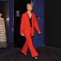 綾野剛、金髪&赤スーツのド派手姿で登場!『楽園』初日舞台あいさつ