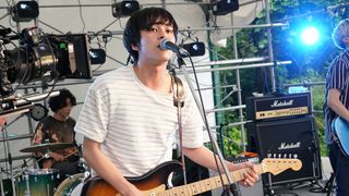 新田真剣佑＆北村匠海、演奏シーンがカッコ良すぎ！『サヨナラまでの30分』撮影現場写真