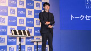 吉沢亮、シックなスーツ姿で魅了!