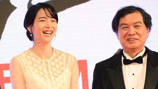 のん、弾ける笑顔&白いドレス姿が可愛い!