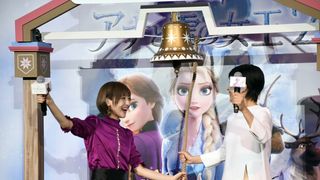 松たか子&神田沙也加、鐘を鳴らして大ヒット祝い!『アナと雪の女王2』大ヒット記念イベント