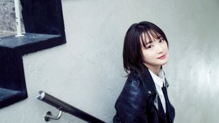 生駒里奈、クールな衣装で美しさ際立つ…<インタビューカット集>