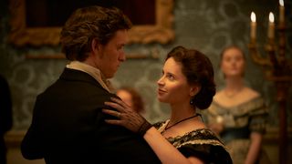 ダンスでリードされてしまうエディ・レッドメイン!『イントゥ・ザ・スカイ 気球で未来を変えたふたり』場面写真