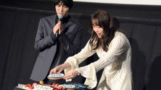 飯豊まりえ&稲葉友、怖すぎバースデーケーキにびっくり!『シライサン』初日舞台あいさつ