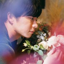 田中圭、花を見つめる姿が美しい…映画『mellow メロウ』場面カット<全4枚>